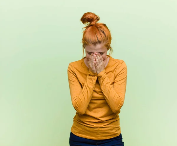 Ung Söt Röd Huvud Kvinna Känner Sig Ledsen Frustrerad Nervös — Stockfoto