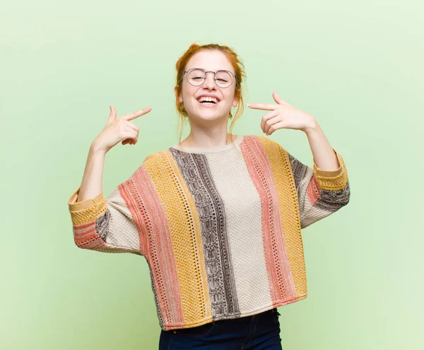 Jong Mooi Rood Hoofd Vrouw Glimlachen Zelfverzekerd Wijzen Naar Eigen — Stockfoto