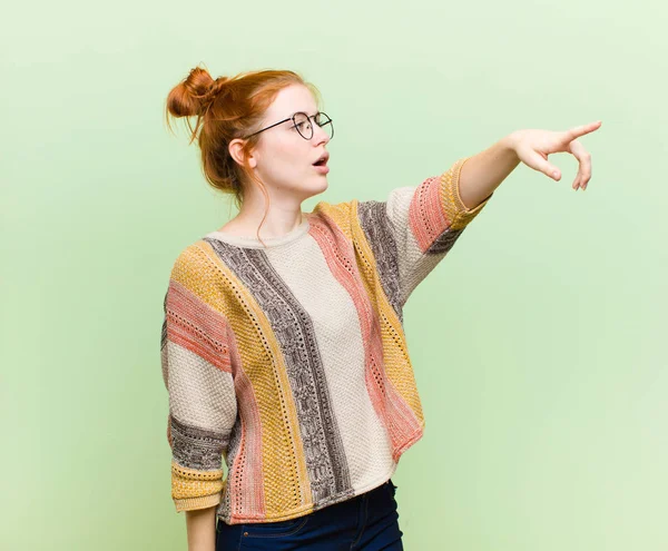 Junge Hübsche Rote Kopf Frau Ist Schockiert Und Überrascht Zeigt — Stockfoto