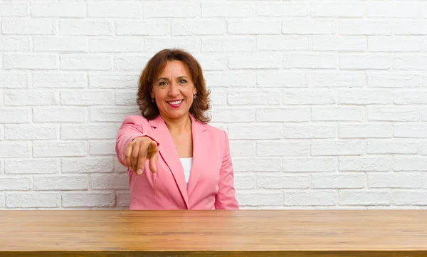 Donna Mezza Età Che Punta Alla Fotocamera Con Sorriso Soddisfatto — Foto Stock