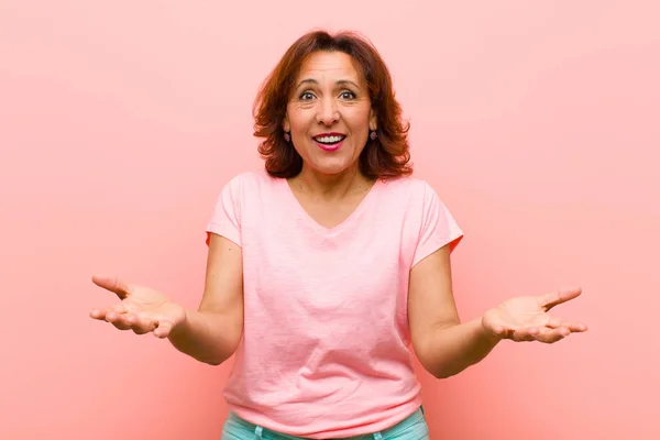 Mujer Mediana Edad Sintiéndose Feliz Asombrado Afortunado Sorprendido Como Decir —  Fotos de Stock