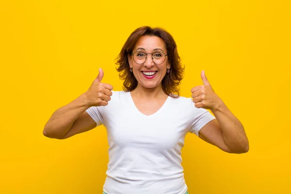 Mulher Meia Idade Sorrindo Amplamente Olhando Feliz Positivo Confiante Bem — Fotografia de Stock