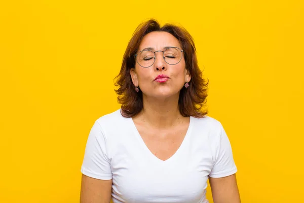 Mulher Meia Idade Pressionando Lábios Junto Com Uma Expressão Bonita — Fotografia de Stock