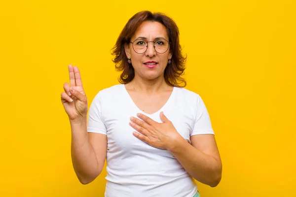 Mujer Mediana Edad Mirando Feliz Seguro Digno Confianza Sonriendo Mostrando —  Fotos de Stock