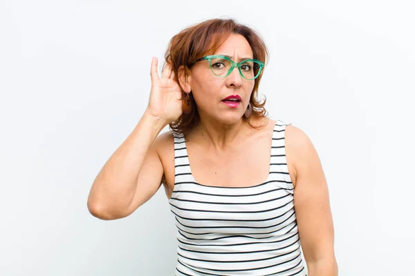 Mezza Età Bella Donna Guardando Serio Curioso Ascolto Cercando Sentire — Foto Stock