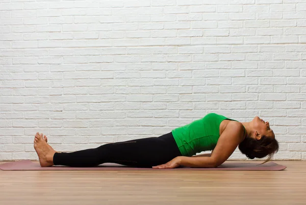 Donna Mezza Età Che Pratica Yoga — Foto Stock