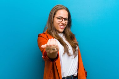 Genç bayan kendini mutlu, başarılı ve kendinden emin hissediyor, bir meydan okumayla karşı karşıya ve 