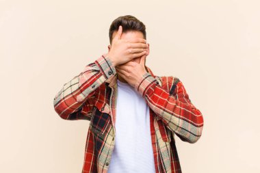 Genç İspanyol adam kameraya hayır diyen iki eliyle yüzünü kapatıyor! Resimler reddediliyor ya da izole edilmiş arkaplanda resimler yasaklanıyor