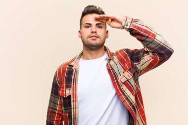 İspanyol asıllı genç bir adam kameraya askeri bir selamlama ile selam veriyor onur ve vatanseverlik eylemi yaparak, izole edilmiş bir geçmişe saygı gösteriyor.