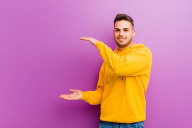 Mor arka planda sıradan görünüşlü genç bir İspanyol.