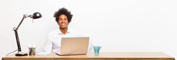 Junger Schwarzer Geschäftsmann Lächelt Glücklich Mit Einer Hand Auf Der — Stockfoto