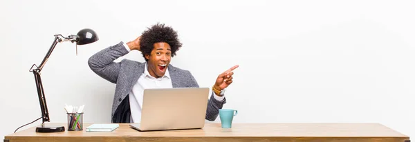 Fiatal Fekete Üzletember Nevet Boldognak Pozitívnak Meglepettnek Tűnik Felismerve Egy — Stock Fotó
