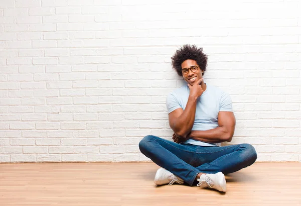 Giovane Nero Sorridente Godendo Vita Sentirsi Felice Amichevole Soddisfatto Spensierato — Foto Stock