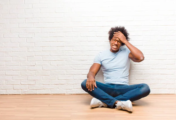 Giovane Uomo Colore Nel Panico Una Scadenza Dimenticata Sensazione Stress — Foto Stock