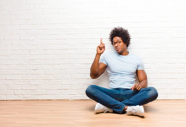 젊은 흑인 남자 앉아 에 이 바닥 와 a 복사 공간 — 스톡 사진