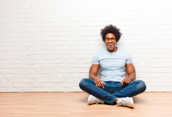 Genç Siyah Adam Mutlu Hoş Bir Şekilde Şaşırmış Görünüyor Evde — Stok fotoğraf