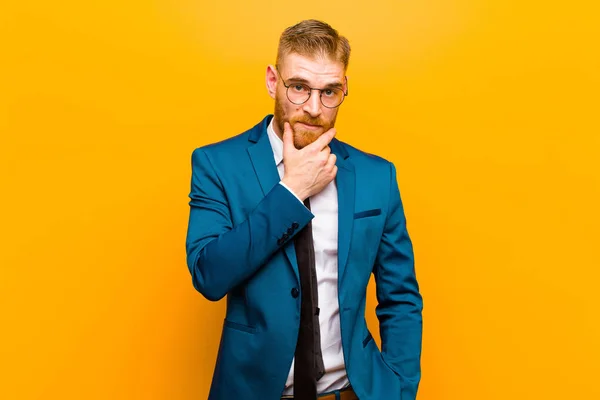 Joven Hombre Negocios Cabeza Roja Buscando Serio Confundido Incierto Reflexivo — Foto de Stock