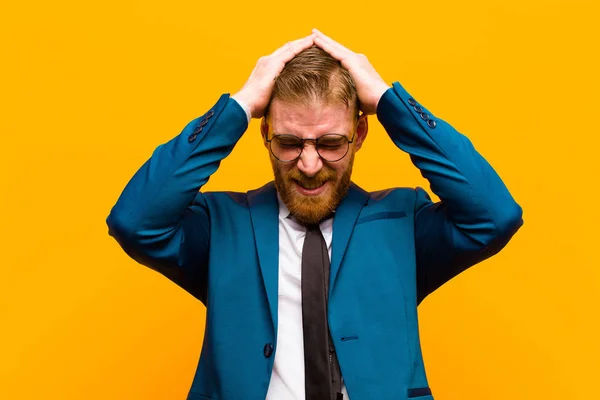 Ung Röd Huvud Affärsman Känner Sig Stressad Och Frustrerad Lyfta — Stockfoto