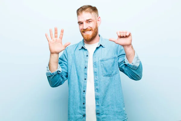 Junger Mann Mit Rotem Kopf Der Freundlich Lächelt Und Die — Stockfoto