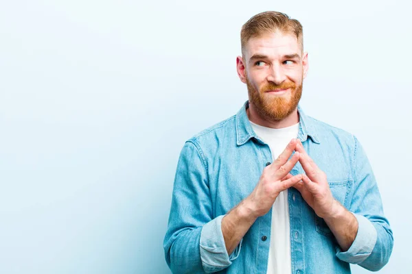 Mladý Rudý Hlava Muž Pocit Hrdosti Zlomyslný Arogantní Při Intrikách — Stock fotografie