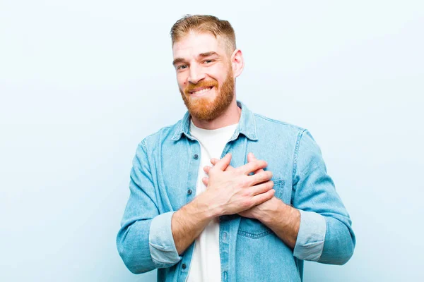 Joven Cabeza Roja Hombre Sintiéndose Romántico Feliz Enamorado Sonriendo Alegremente —  Fotos de Stock