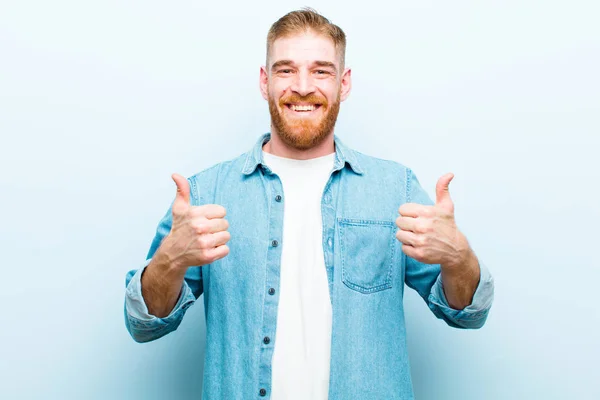 Junger Roter Mann Lächelt Breit Und Sieht Glücklich Positiv Selbstbewusst — Stockfoto