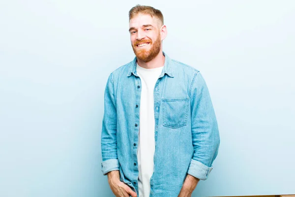 Joven Hombre Cabeza Roja Sonriendo Alegre Casualmente Con Una Expresión — Foto de Stock