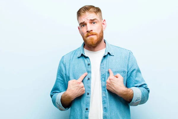 Joven Hombre Cabeza Roja Señalándose Mismo Con Una Mirada Confusa — Foto de Stock