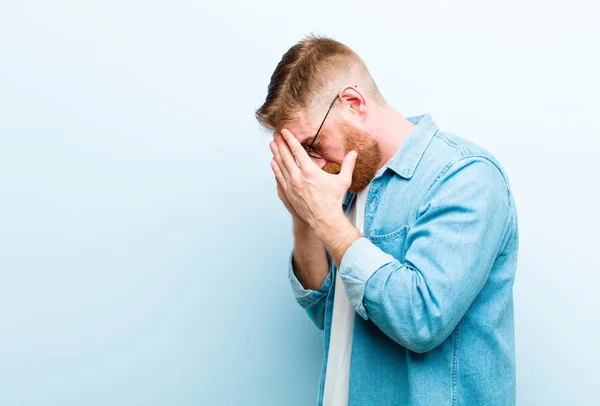 Ung Röd Huvud Man Täcka Ögon Med Händer Med Sorgsen — Stockfoto