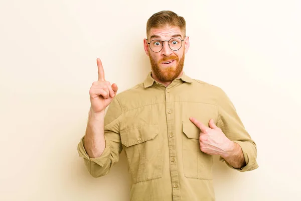 Giovane Uomo Testa Rossa Sentirsi Orgoglioso Sorpreso Puntando Stessi Con — Foto Stock