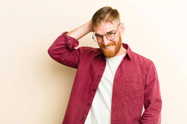 Joven Cabeza Roja Hombre Sonriendo Alegre Casualmente Tomando Mano Cabeza —  Fotos de Stock