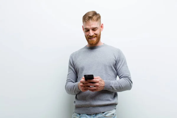 Ung Röd Head Man Med Smart Telefon Mot Vit Bakgrund — Stockfoto