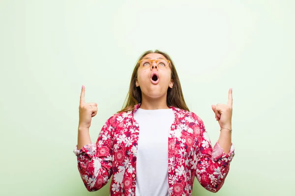 Young Woman Looking Shocked Amazed Open Mouthed Pointing Upwards Both — Stock Photo, Image