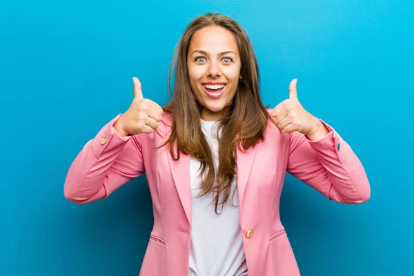 Jonge Vrouw Glimlachen Breed Zoek Gelukkig Positief Zelfverzekerd Succesvol Met — Stockfoto