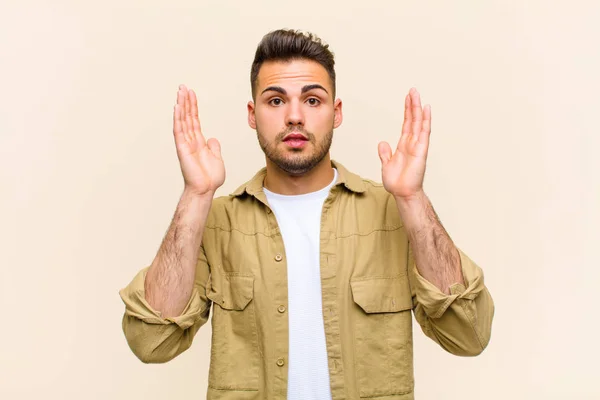 Ung Latinamerikansk Man Ser Chockad Och Förvånad Med Käken Tappade — Stockfoto