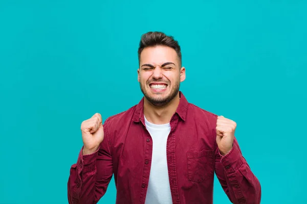 Jovem Hispânico Homem Olhando Extremamente Feliz Surpreso Celebrando Sucesso Gritando — Fotografia de Stock