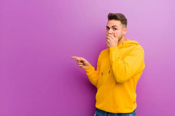 Jovem Hispânico Homem Com Olhar Casual Contra Fundo Roxo — Fotografia de Stock