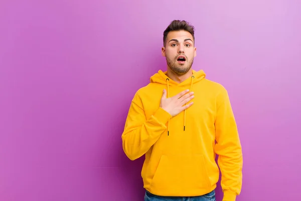 Jovem Hispânico Homem Com Olhar Casual Contra Fundo Roxo — Fotografia de Stock