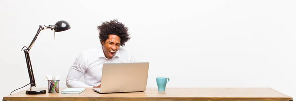 Młody Czarny Biznesmen Śmiejący Się Głośno Jakiegoś Śmiesznego Żartu Szczęśliwy — Zdjęcie stockowe
