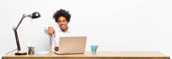 Junger Schwarzer Geschäftsmann Zeigt Mit Einem Zufriedenen Selbstbewussten Freundlichen Lächeln — Stockfoto