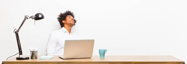 Joven Hombre Negocios Negro Con Una Expresión Preocupada Confusa Despistada — Foto de Stock