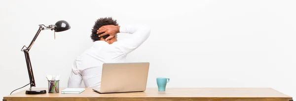 Jonge Zwarte Zakenman Denken Twijfelen Krabben Hoofd Gevoel Van Verward — Stockfoto