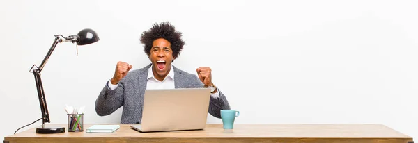 Joven Hombre Negocios Negro Sintiéndose Feliz Sorprendido Orgulloso Gritando Celebrando —  Fotos de Stock