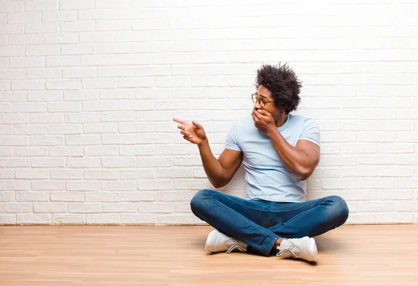 Jeune Homme Noir Sentant Heureux Choqué Surpris Couvrant Bouche Avec — Photo