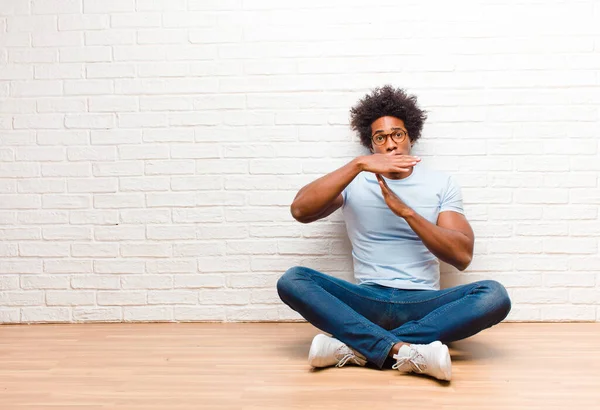 Joven Negro Buscando Serio Severo Enojado Disgustado Haciendo Tiempo Fuera —  Fotos de Stock