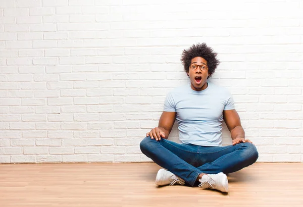 Jonge Zwarte Man Kijken Zeer Geschokt Verrast Staren Met Open — Stockfoto