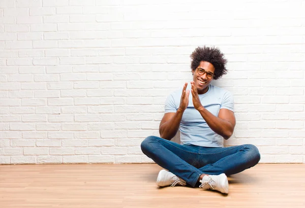 Giovane Uomo Nero Sentirsi Felice Successo Sorridente Battendo Mani Dicendo — Foto Stock