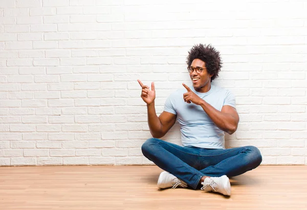 Joven Hombre Negro Sonriendo Felizmente Señalando Hacia Lado Hacia Arriba —  Fotos de Stock