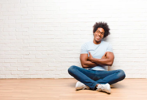 Junger Schwarzer Mann Lacht Glücklich Mit Verschränkten Armen Mit Einer — Stockfoto