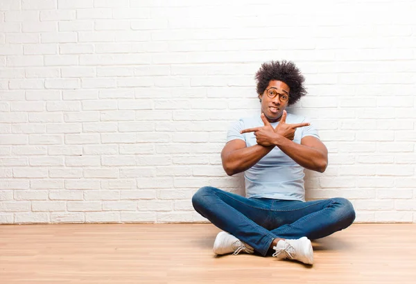 Genç Siyahi Adam Şaşkın Şaşkın Görünüyor Güvensiz Zıt Yönleri Işaret — Stok fotoğraf